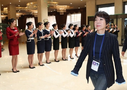 가수 최진희가 평양공연에서 부른 '뒤늦은 후회'가 누리꾼들의 관심을 받고 있다. 사진=뉴시스