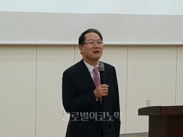 박종욱 로얄앤컴퍼니 대표이사 사장이 3일 경기도 화성시 생산단지 화성에서 진행된 로얄 바스 아웃렛 오픈 기자간담회에서 발언하고 있다. 사진=임소현 기자.