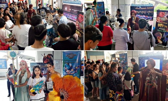 지난 2일부터 사흘간 태국 방콕의 주요 역사에서 열린 컴투스 '서머너즈 워: 천공의 아레나' 오프라인 프로모션에 참가한 시민들이 기념촬영을 하고 있다.