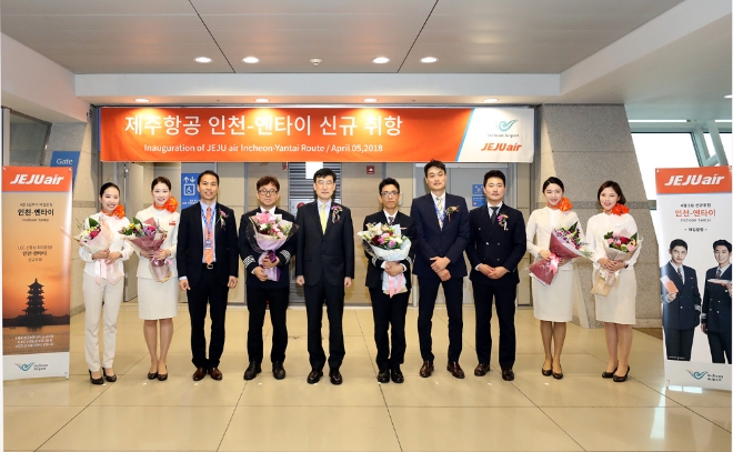 5일 오전 인천국제공항에서 열린 제주항공의 인천~중국 옌타이 노선 신규취항식에서 이석주 제주항공 사장(왼쪽에서 5번째)과 제주항공 임직원들이 기념사진을 촬영하고 있다.  사진=제주항공 