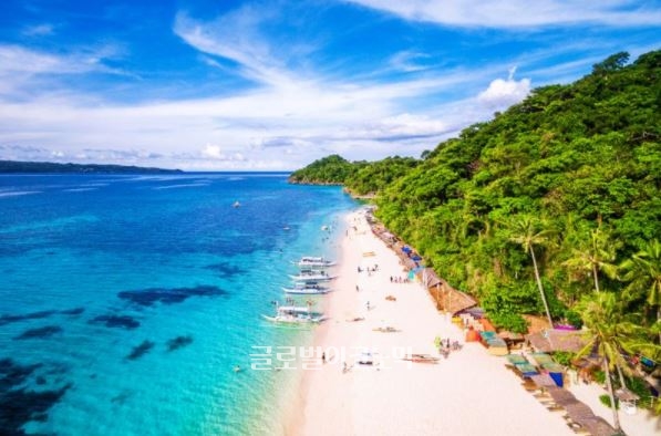 하얀 모래 백사장과 바다가 어우러진 필리핀 유명 휴양지 보라카이섬. 심각한 환경오염으로 오는 26일부터 6개월 동안 전면 폐쇄하고 환경정화 작업에 들어간다.