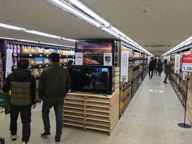 상생스토어에서 판매하는 상품은 경동시장 상인들이 취급하지 않는 공산품이나 생활용품이 주를 이뤘다. 사진=김형수 수습기자