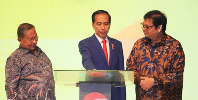 로드맵 '메이킹 인도네시아 4.0'을 선언한 조코 대통령(중앙)과 아이르랑가 산업부 장관(오른쪽), 자료=인도네시아 산업자원부