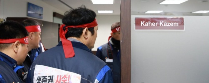 한국지엠(GM)이 자금난 탓에 6일 지급이 예정된 '2017년도 성과급'을 지급하지 않는다는 방침을 밝힌 5일 한국GM 노조가 인천 부평공장 사장실을 점거하고 있다. 연합뉴스