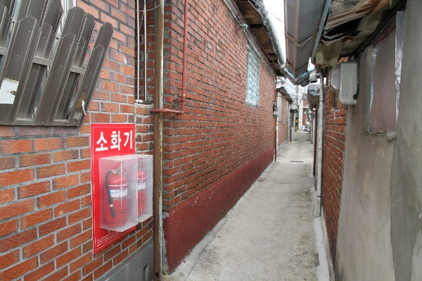 소화기함을 눈에 띄기 쉽게 디자인해 골목길에 설치한 '보이는 소화기' / 서울시