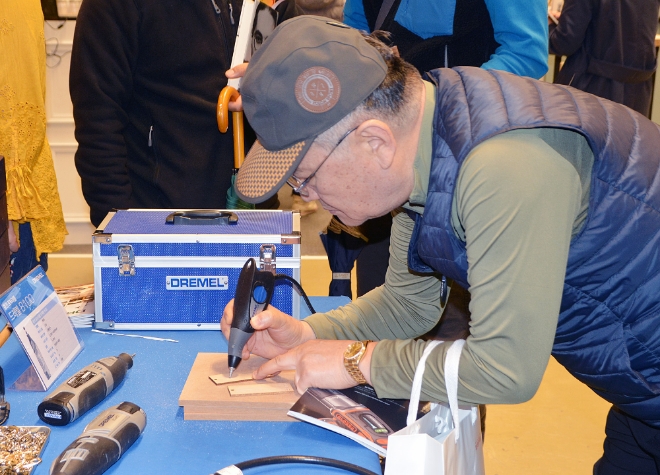 6일 코엑스 2018 DIY리폼박람회 드레멜 부스에서 방문객이 인그레이버 드레멜 290 제품을 이용해 목재 조각 체험을 하고 있다. 사진=보쉬 