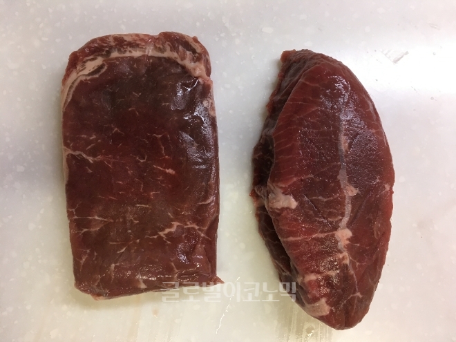 포장을 벗긴 채끝살(좌)와 부채살(우). 마케팅 이미지와 달리 거무스름한 빛이 돌고, 지방도 골고루 퍼져 있지 않았다. 사진=김형수 수습기자 