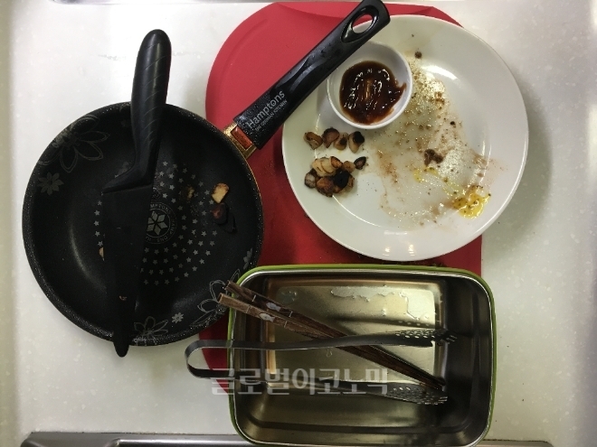 스테이크를 구워 먹었더니 설거지 거리 8개가 나왔고, 가스레인지에는 사방에 기름이 튀어 있었다. 사진= 김형수 수습기자