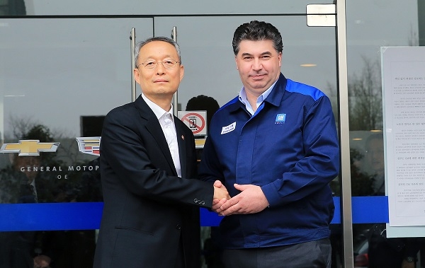 백운규 산업통상자원부 장관이 6일 카허 카젬 한국GM 사장을 만났다. 사진=산업통상자원부. 