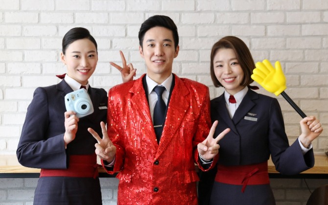 이스타항공 기내 이벤트팀 소속 오민지 승무원(13기·레크리에이션팀), 김건우 승무원(16기·레크리에이션팀), 장은영 부사무장(12기·댄스팀)(왼쪽부터). 사진=이스타항공