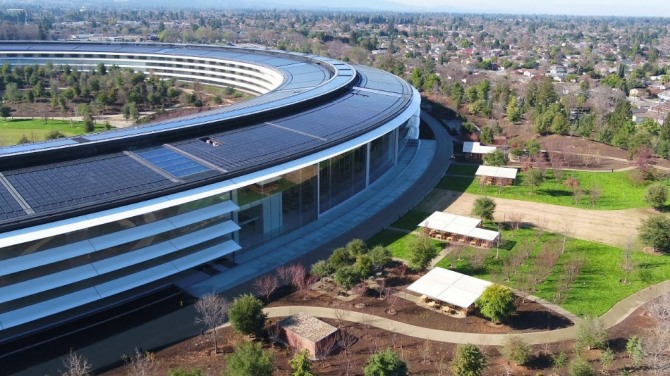 애플 본사 '애플파크' 지붕에는 수많은 태양광 에너지 패널이 설치되어 친환경 에너지를 공급하고 있다. 자료=애플