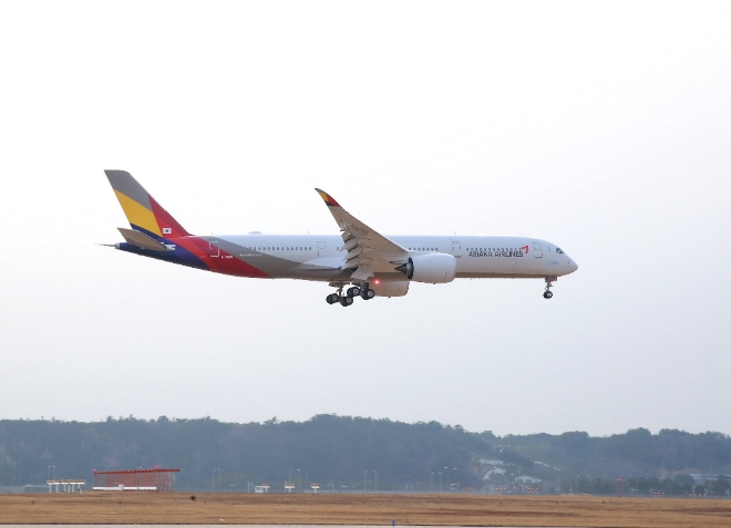 아시아나항공에서 새로 도입한 A350 5호기가 프랑스 툴루즈를 출발해 11일 인천공항에 도착했다. 사진=아시아나항공 