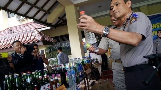 인도네시아 경찰에 체포된 밀주범들은 해충 퇴치용 살충제를 섞어서 밀주를 제조해 왔던 것으로 밝혀졌다. 