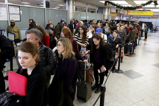 여행객들이 미국 로스앤젤레스 국제공항에서 보안 검사를 받기 위해 줄을 서서 기다리고 있다. 사진=로이터/뉴스1
