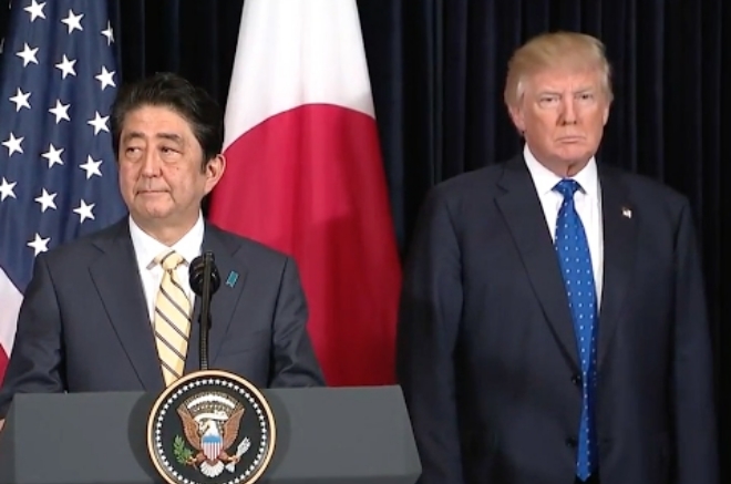 트럼프의 TPP 복귀 발언에 대해 그동안 미국 경제와 고용에 긍정적인 영향이 있다고 호소해 온 일본으로서는 환영과 불신이 동시에 존재한다. 자료=백악관