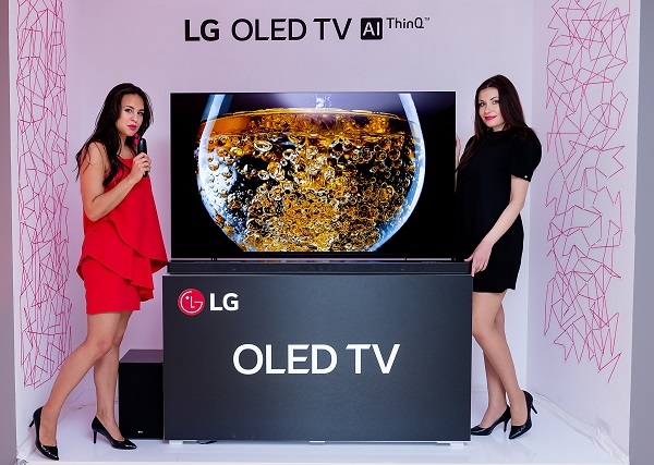 모델들이 폴란드 바르샤바에서 열린 ‘LG 올레드 TV’ 신제품 발표회에서 서 'LG 올레드 TV'를 소개하고 있다. 사진=LG전자. 