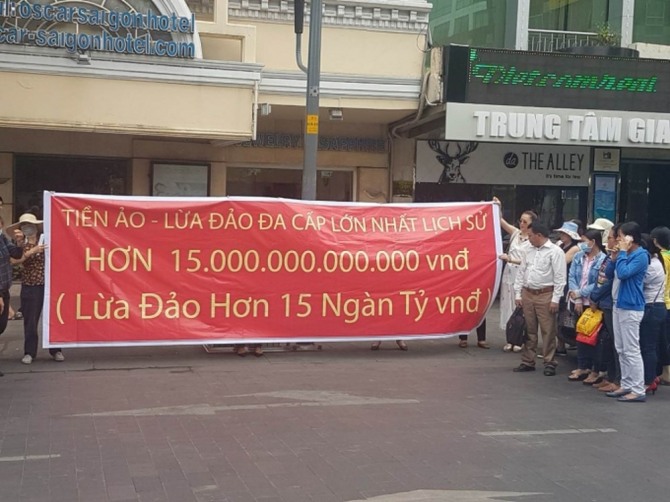 베트남 모던테크가 진행한 ICO가 폰지 사기로 드러나면서, 이곳에 투자한 출자자들이 항의 시위를 벌이고 있다. 자료=바오모이