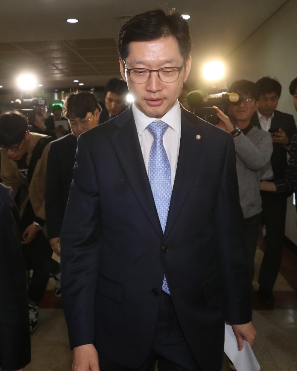 더불어민주당 김경수 의원이 16일 오후 서울 여의도 국회 본청 정론관에서 '민주당원 댓글조작' 연루 의혹과 관련해 입장을 밝혔다. / 뉴시스
