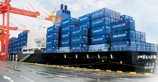 중견 컨테이너 선사인 장금상선이 네덜란드 업체가 소유한 소형 컨테이너선 30척 구매를 검토하고 있다. 