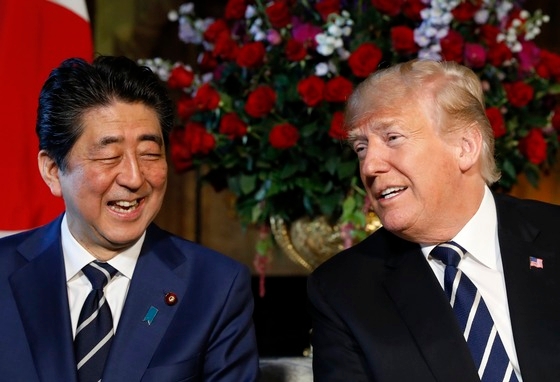 도널드 트럼프 미국 대통령(오른쪽)과 아베 신조 일본 총리가 정상회담에 앞서 활짝 웃고 있다. 트럼프 대통령은 이날 최고위급 인사가 김정은 위원장과 직접 대화를 가졌다고 발언해 그 주체가 누구인지 관심이 집중됐다. 사진=로이터/뉴스1