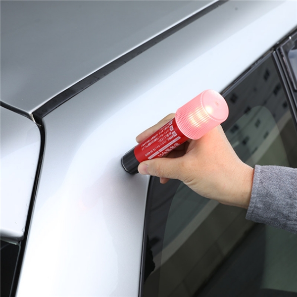 LED 비상 신호등을 차량 상단에 부착한 모습