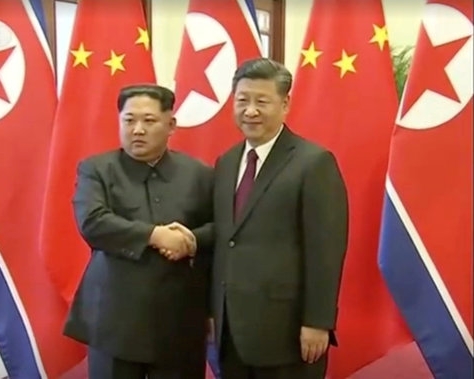 시진핑 중국 구가주석(오른쪽)과 김정은 위원장이 베이징에서 정상회담을 갖기 전 악수를 나누고 있다.