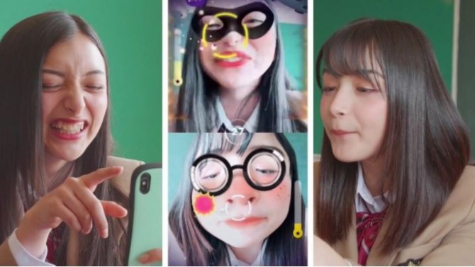 라인(LINE)이 출시한 새 감각게임 'Face Play'.