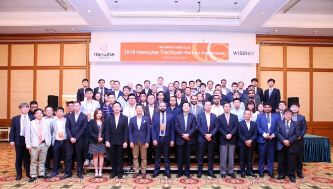 한화테크윈의 ‘아시아 파트너 컨퍼런스 2018’이 끝난 후 참석자들이 모두 한 자리에 모여 단체 사진을 촬영했다. 사진=한화테크윈 