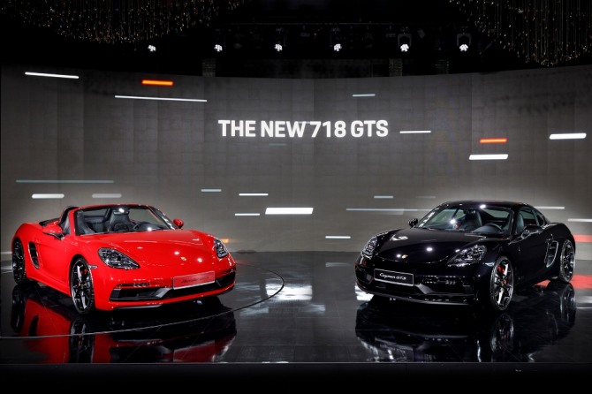 포르쉐 신형 '718 GTS'. 왼쪽 '718 박스터 GTS', 오른쪽 '718 카이맨 GTS'.