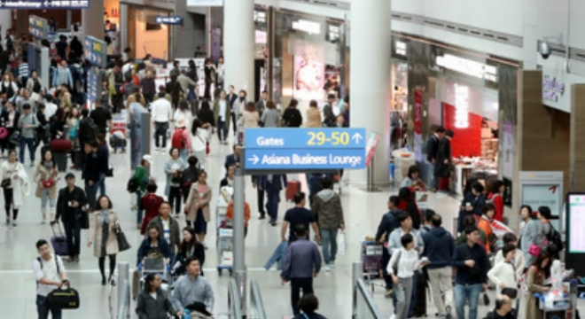 인천공항 면세점 입찰을 둘러싼 롯데면세점과 신라면세점의 신경전이 팽팽하다.  사진=뉴시스