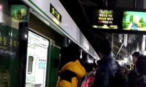 23일 서울 2호선 지하철이 혼잡을 빚었다. 사진=YTN 방송화면, 기사와 직접 관련없음
