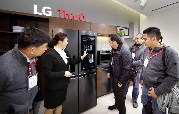 아시아 지역 거래선 대표들이 인공지능 브랜드 'LG 씽큐'를 소개하는 전시 존에서 인공지능 제품들을 체험하고 있다. 사진=LG전자. 