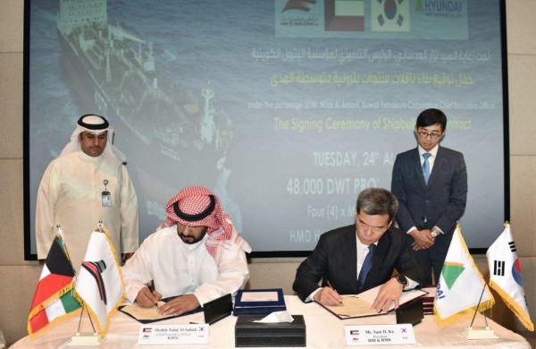 현대미포조선은 24일(현지시간) 쿠웨이트 석유공사(KPC)와 유조선 4척에 대한 건조 계약을 체결했다. 양사 관계자가 계약서에 서명하고 있다. 사진=쿠웨이트 석유공사(KPC)