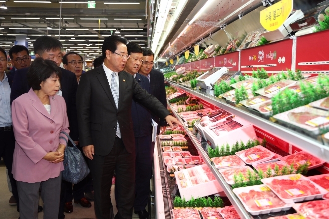 김영록 농식품부 장관이 지난해 11월 농축산물 수급현장을 점검하고 있다. 