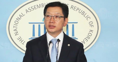 더불어민주당 김경수 의원 보좌관 4일 참고인 신분으로 경찰 조사 받았다. 