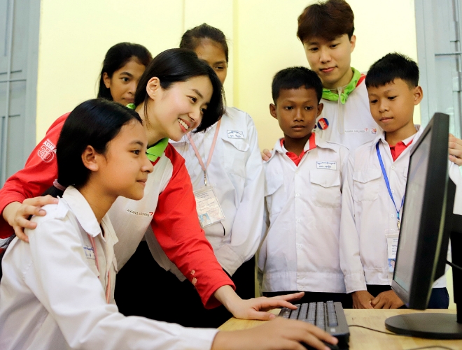 아시아나항공은 24일부터 26일까지 캄보디아 프놈펜에 위치한 축봐 중고등학교에서 아름다운 교실 사회공헌 활동을 실시했다. 사진=아시아나항공