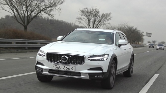 볼보 V90 크로스컨트리 앞모습