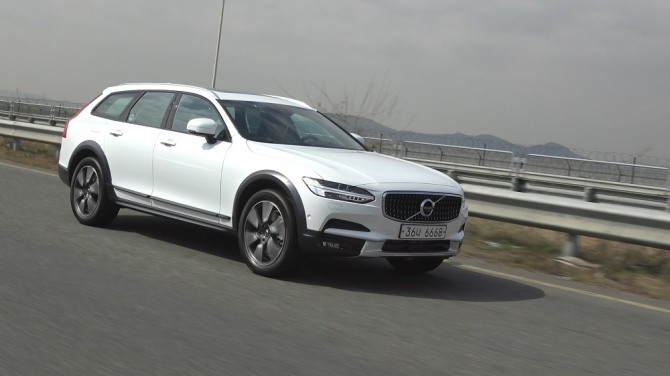 볼보 V90 크로스컨트리 옆모습