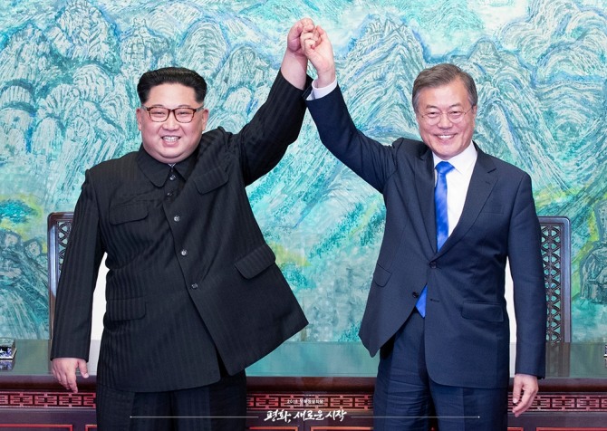 문재인 대통령과 김정은 위원장이 ‘판문점 선언문’에 서명한 뒤 손을 들어 보이고 있다.//사진= 2018 남북정상회담 공식 홈페이지