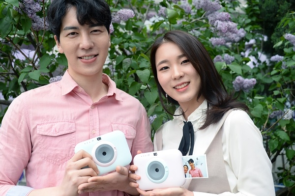 LG전자가 즉석카메라와 모바일 포토프린터를 하나로 합친 ‘포켓포토 스냅’을 출시한다. 사진=LG전자.