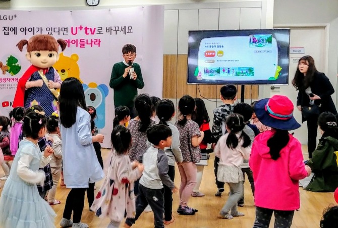 LG유플러스는 5일부터 6일까지 이틀 간 김포 현대 프리미엄아울렛과 부산 홈플러스 센텀시티점에서 인기 유튜브 크리에이터,캐릭터와 함께 ‘U+tv 아이들나라’ 서비스 체험 행사를 개최한다.