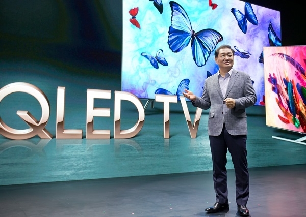 삼성전자 영상디스플레이사업부장 한종희 사장이 2018년형 QLED TV를 소개하고 있다. 사진=삼성전자.