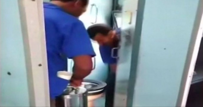 인도에서 열차 내 커피 판매원이 화장실 물을 담고 있는 동영상이 공개됐다. 사진=ANI