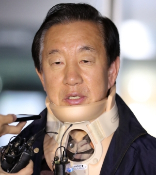 김성태 자유한국당 원내대표가 병원에서 치료받고 목에 깁스한 채 다시 단식투쟁에 들어갔다. 