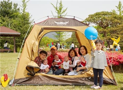삼성SDI 가족초청행사에 참석한 '네쌍둥이' 정형규 책임 가족이 잔디광장에서 피크닉을 즐기고 있다. 사진=삼성SDI.