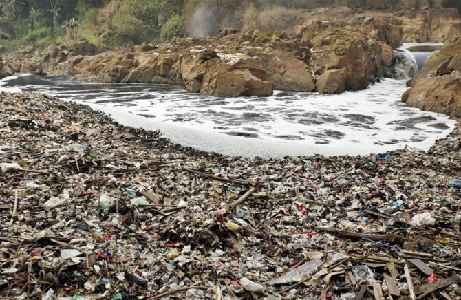 세계에서 가장 오염 된 강, 인도네시아 찌따룸 강(Citarum River). 자료=신화망