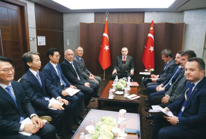 정의선 현대자동차 부회장(왼쪽 다섯번째)과 레제프 타이이프 에르도안(Recep Tayyip Erdogan·가운데) 터키 대통령이 회담에 앞서 기념 촬영을 하고 있다. 사진=터키 대통령 비서실 