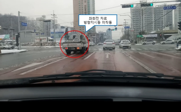 좌회전 차로에 있는 트럭이 방향지시등을 켜지 않은 채 좌회전을 시도하고 있다.  /사진=도로교통공단