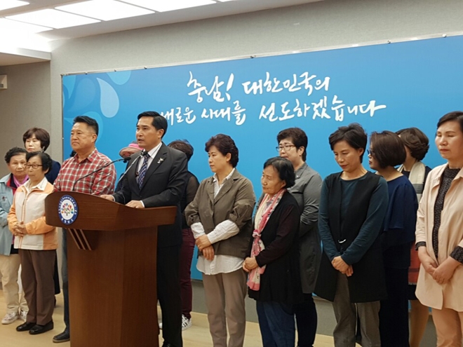 김용필 충남도지사 예비후보가 8일 충남도청 프레스센터에서 지지자들과 함께 바른미래당을 탈당하고 무소속 출마를 공식적으로 선언했다.