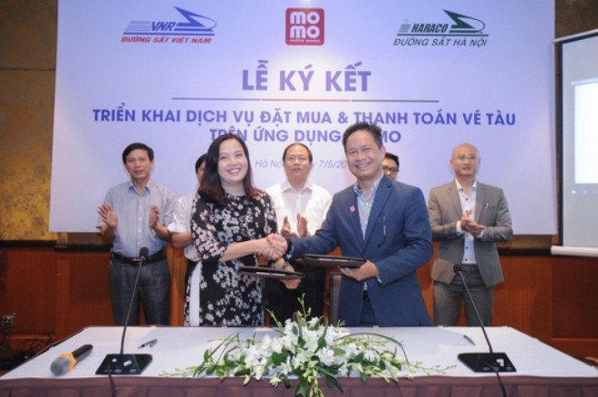 베트남 철도총공사와 전자결제 서비스 ‘모모'를 운영하는 엠서비스가 전자매표 및 전자결제 서비스에 관한 제휴를 맺었다. 자료=베트남넷